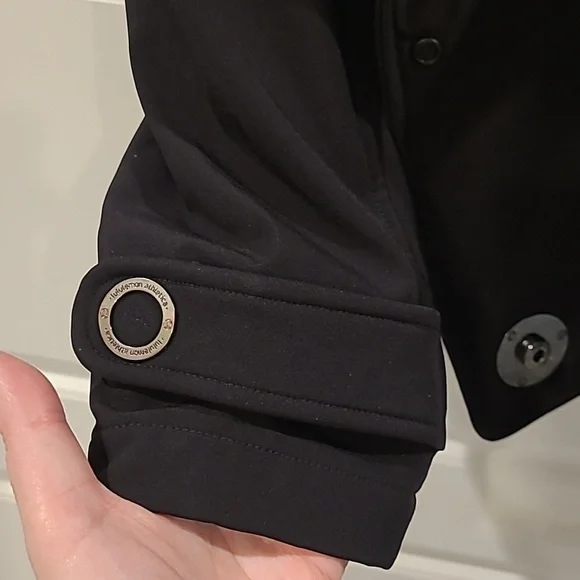 Lululemon Jacket. Size 8 - Picture 9 of 9